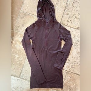 Lululemon Swiftly Tech Hooded 1/2 Zip
Arctic Plum/Black Size 2